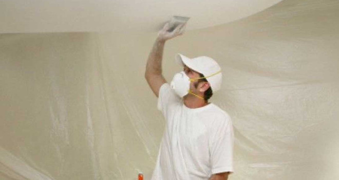 Как покрасить потолок после побелки.